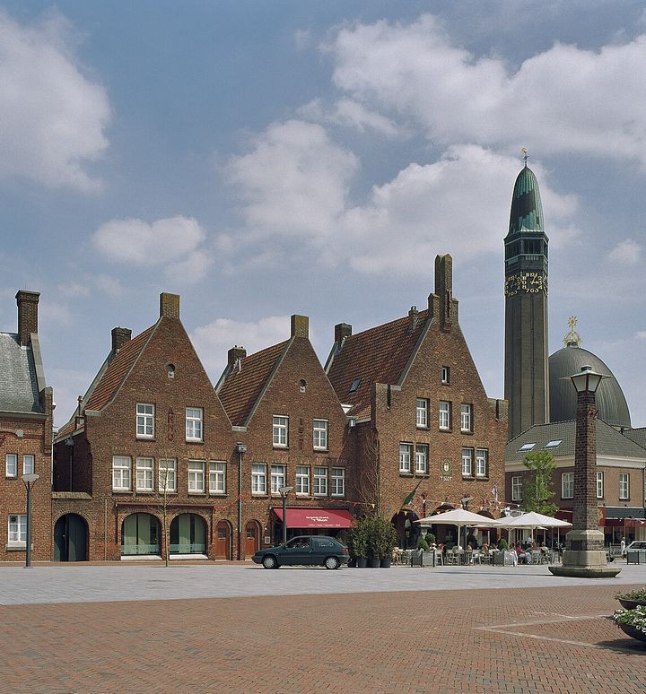 Overzicht rechter zijgevels met plein en rechts de Rooms katholieke kerk Jan de Doper - Waalwijk - 20350034 - RCE